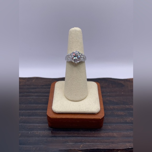 2.5 carat Round Cubic Zirconia solitaire in 925 Sterling Silver Setting - Size 6 - Picture 3 of 14